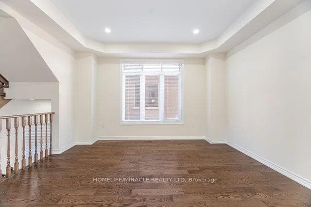 84 Roulette Crescent photo 14