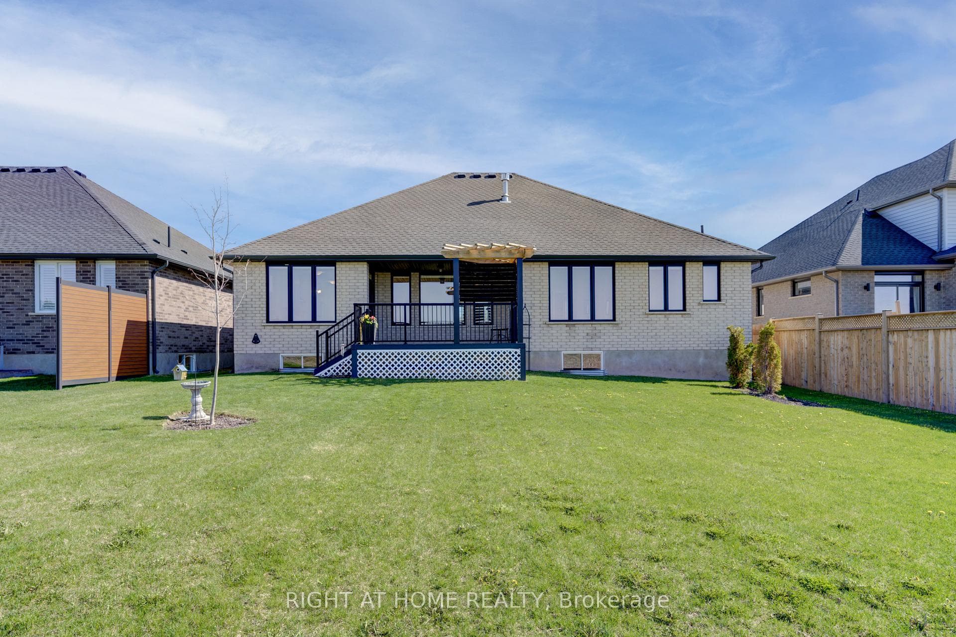 2043 LOCKWOOD Crescent photo 38