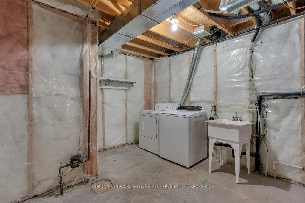 977 Rainbow Crescent photo 32