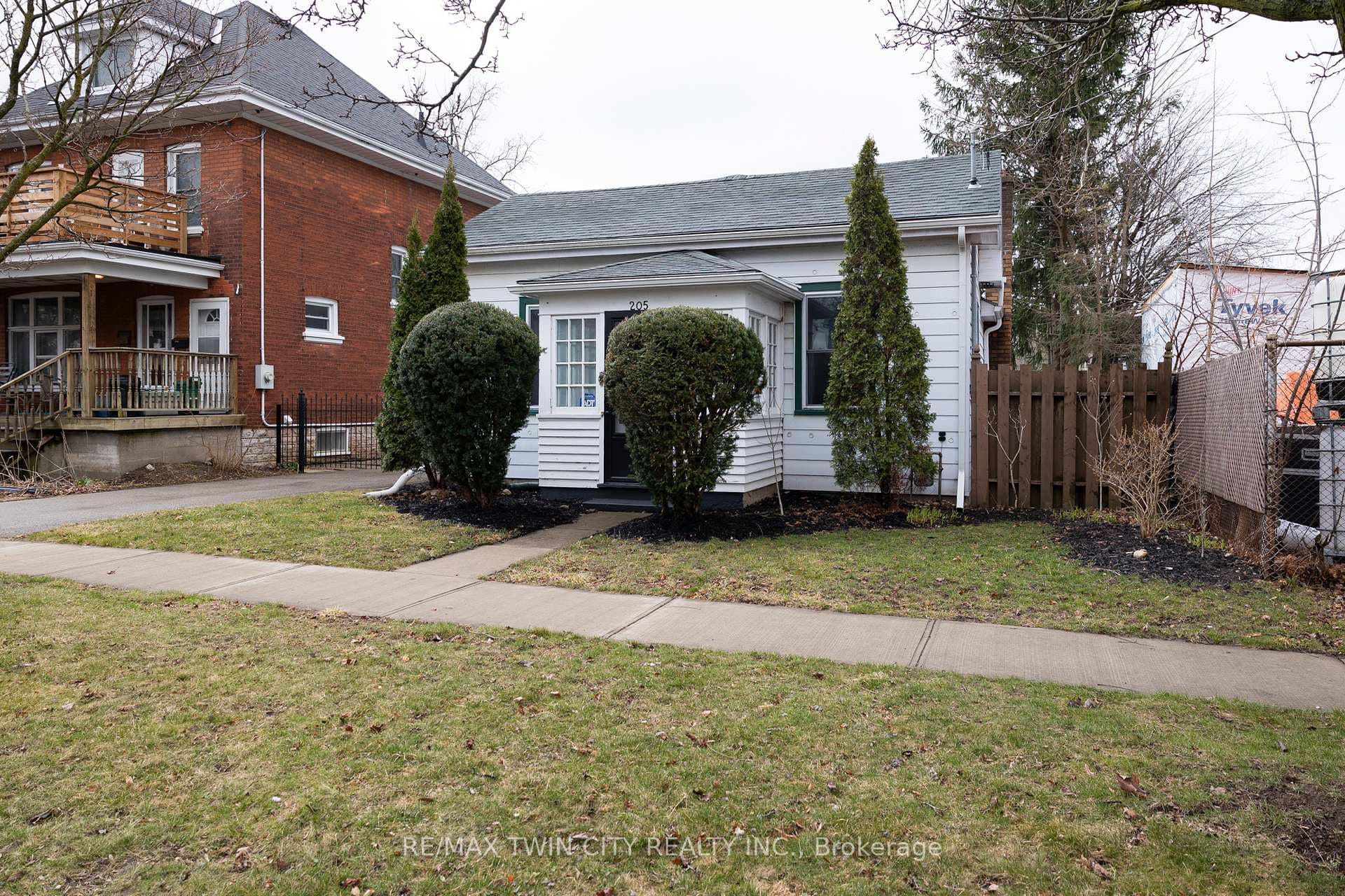 205 CHATHAM Street photo 3