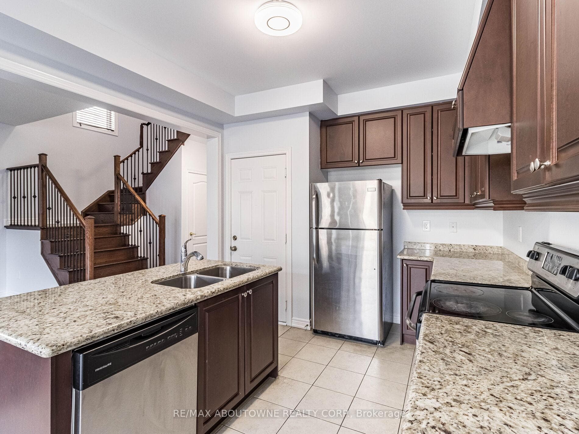 5582 Meadowcrest Avenue photo 20
