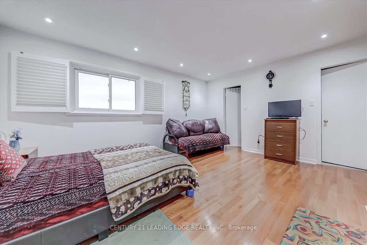 290 Sheffield Court photo 17