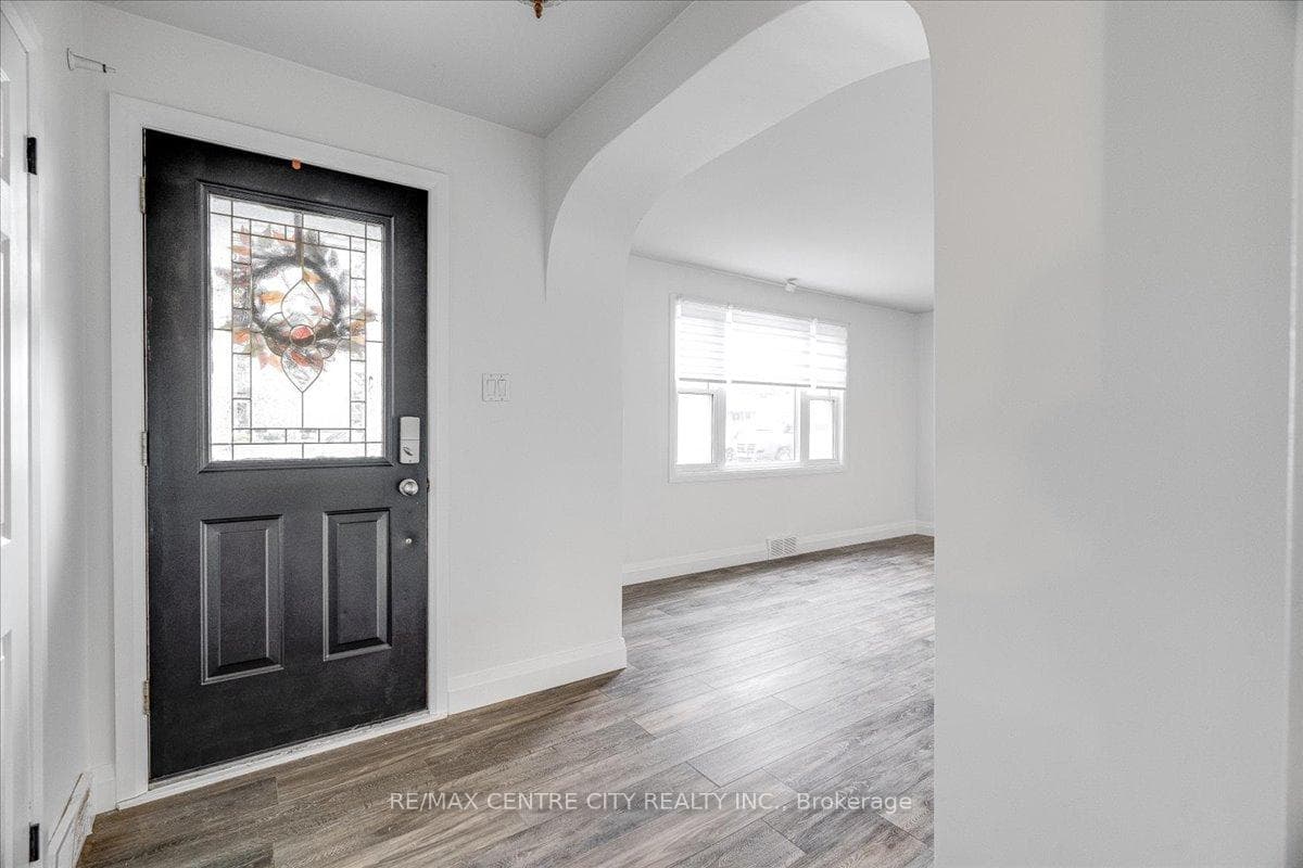 549 Victoria Street photo 5