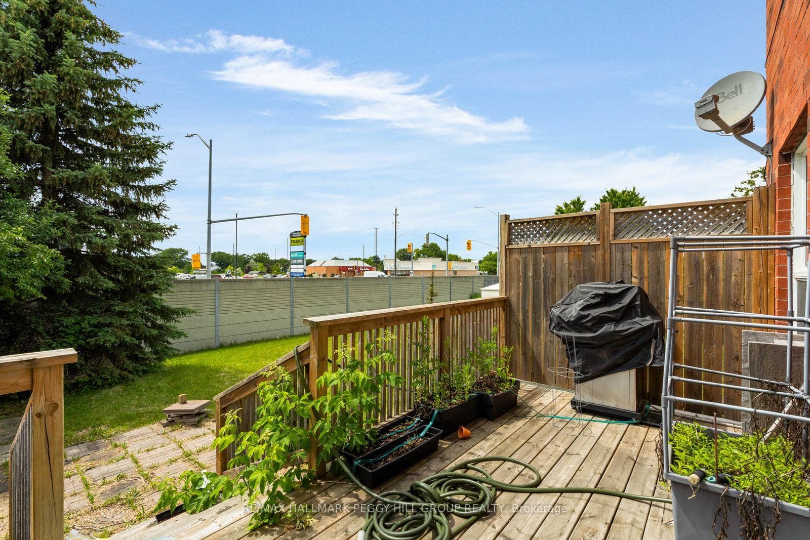 46 Henderson Crescent photo 10