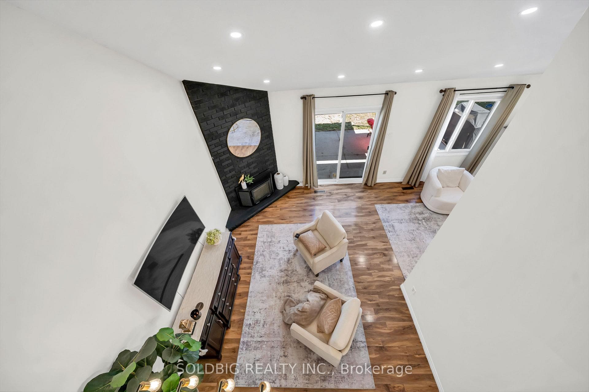 76 Banting Crescent photo 7