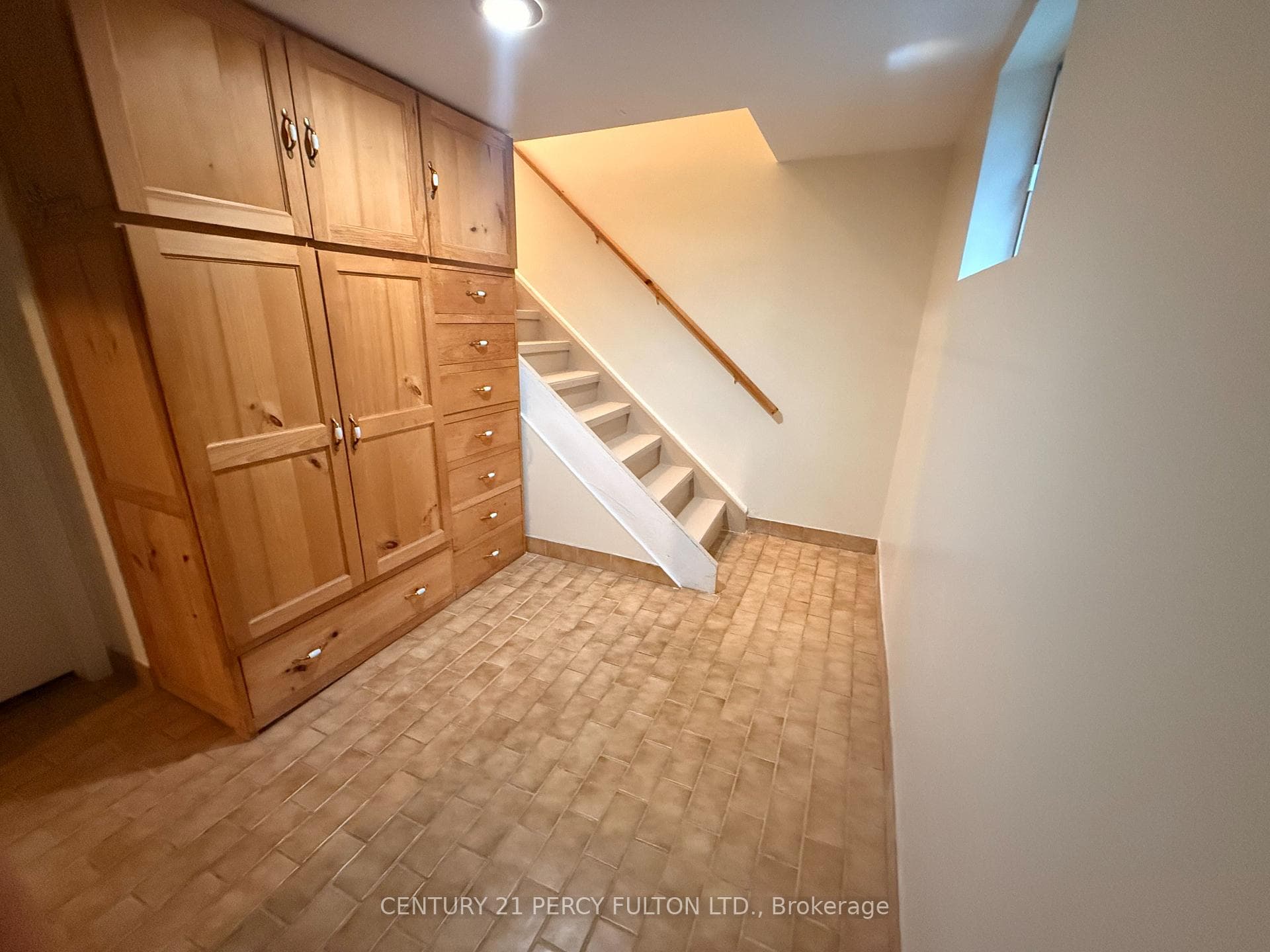 17 Maywood Park photo 8