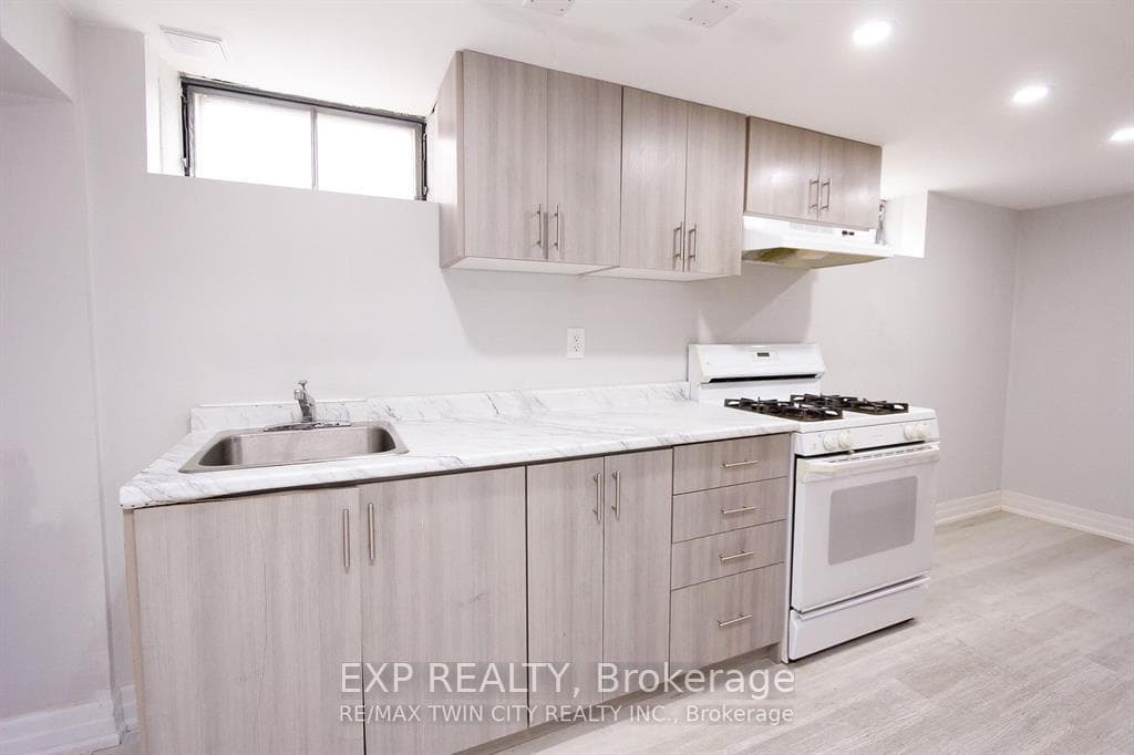 284 Cedar Crescent photo 22
