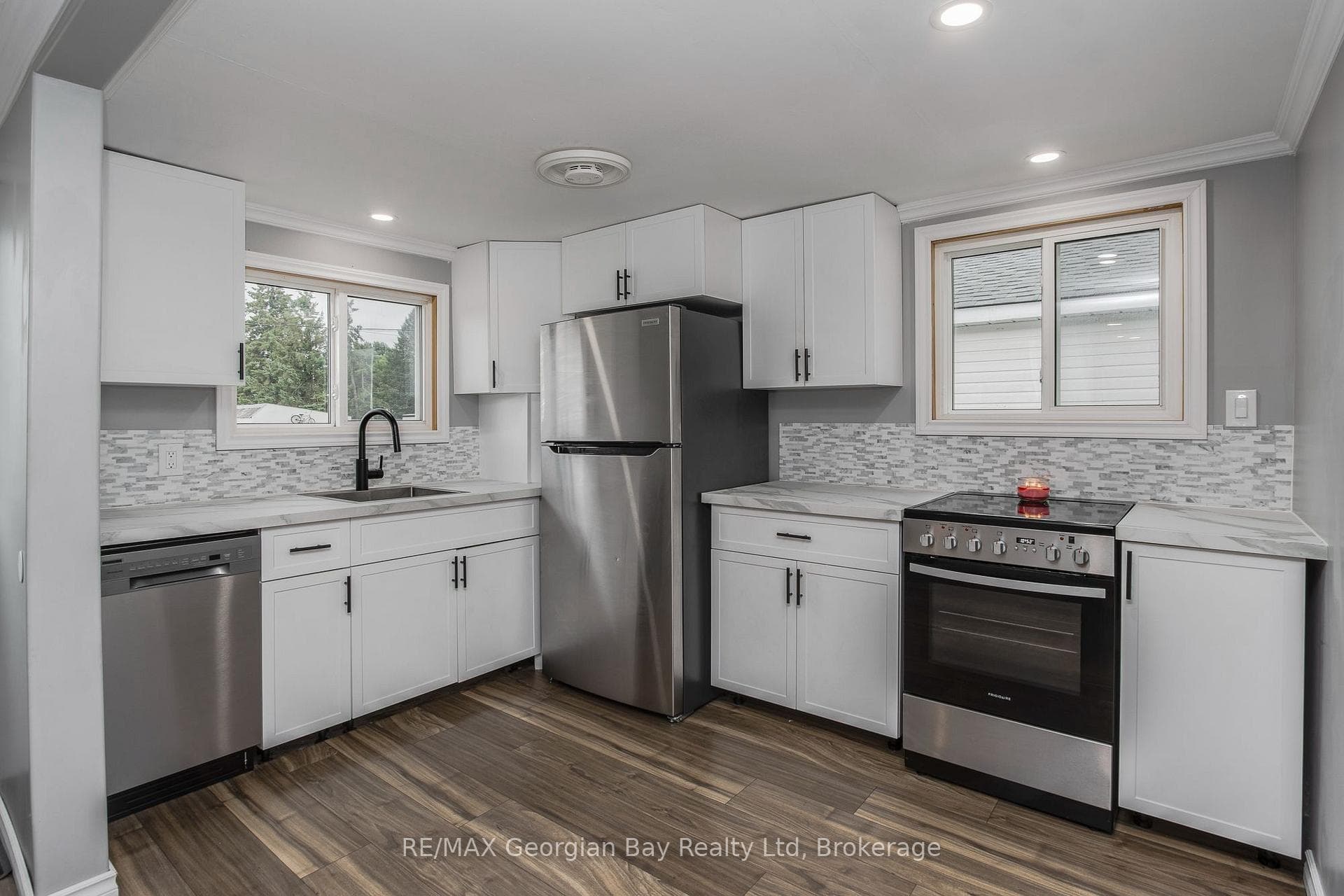 350 McNicoll Street photo 5