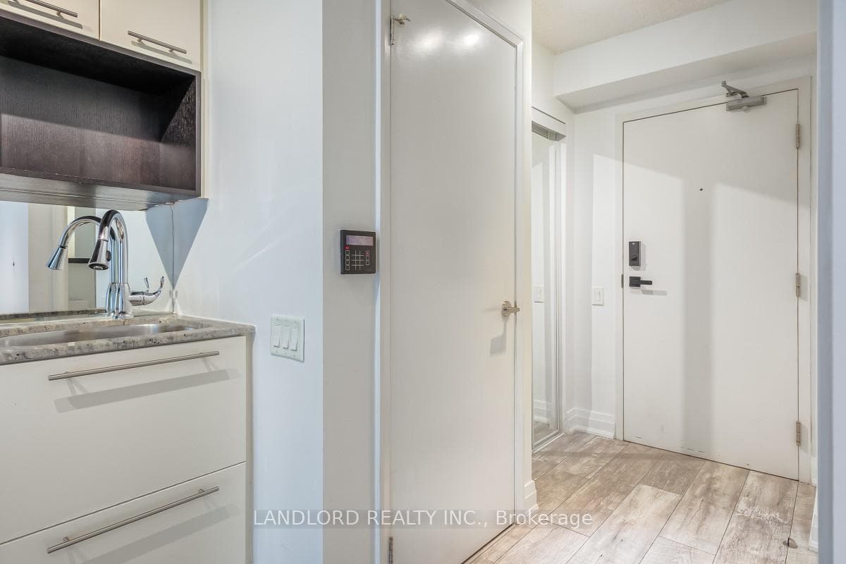 21 Carlton Street Unit 1408 photo 17