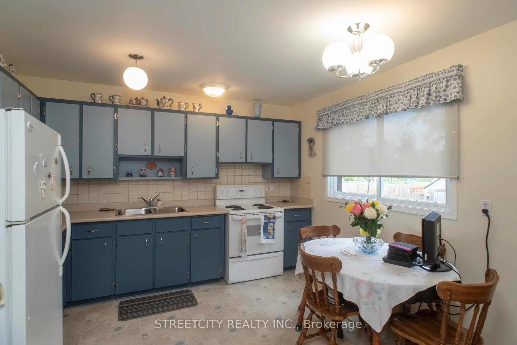 212 County Boulevard photo 10