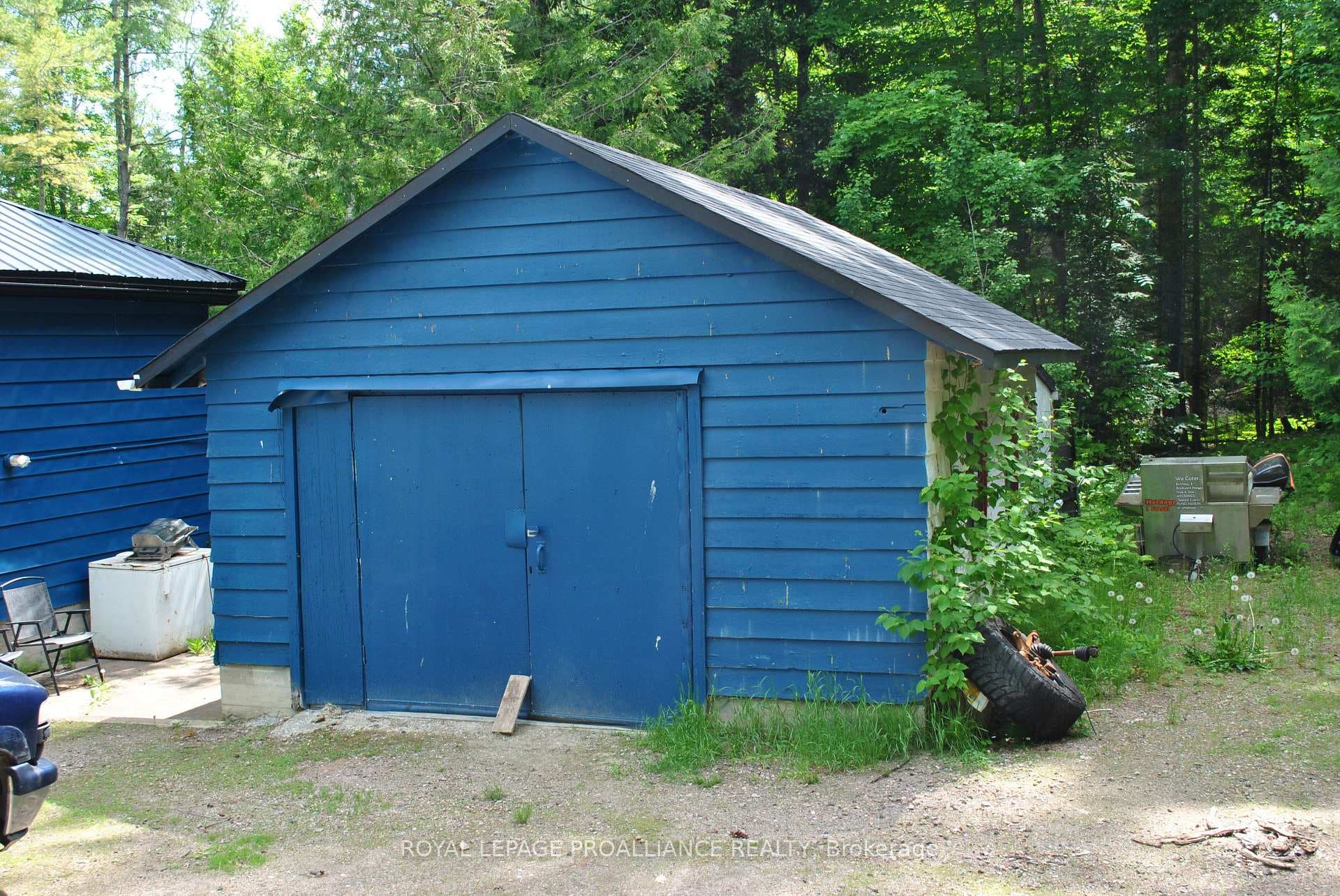 Garage with 2 bedr oom house