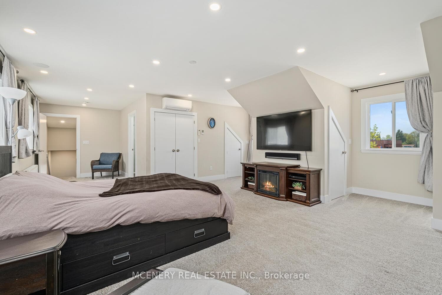21 ERINDALE Drive photo 30