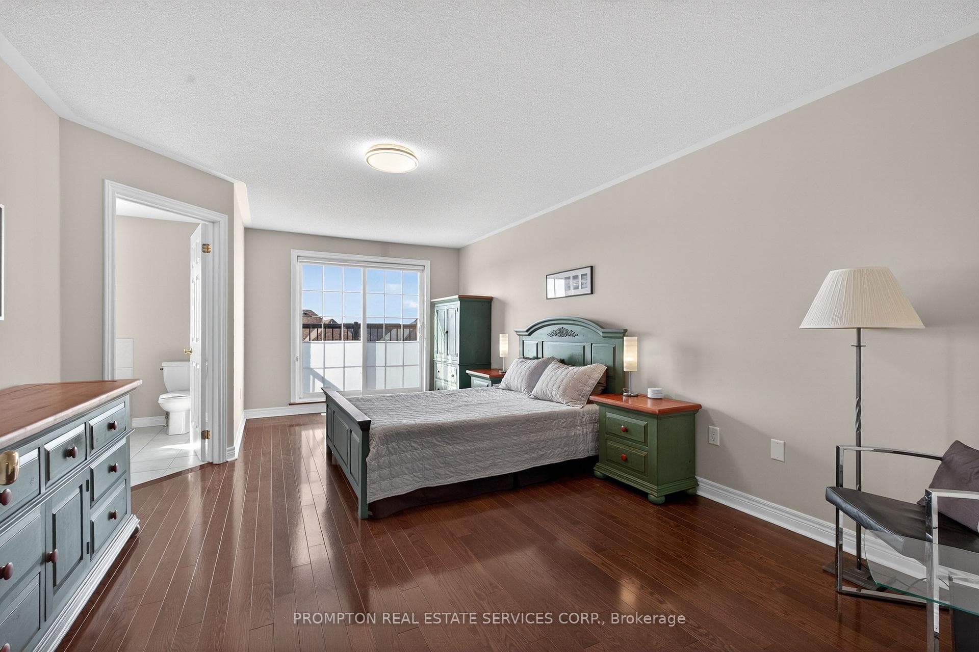 Extra large primary bedroom with seating area