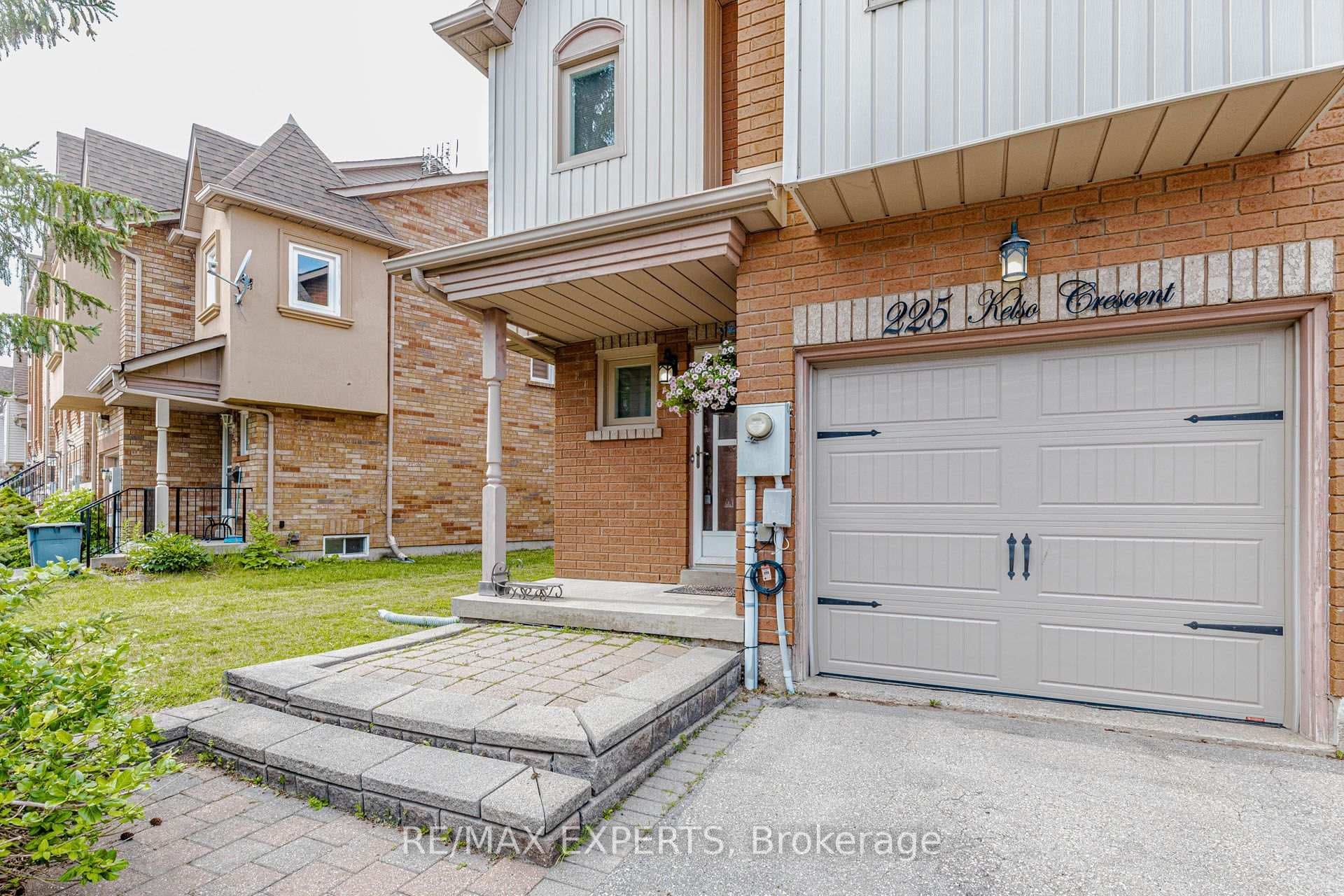 225 Kelso Crescent photo 2
