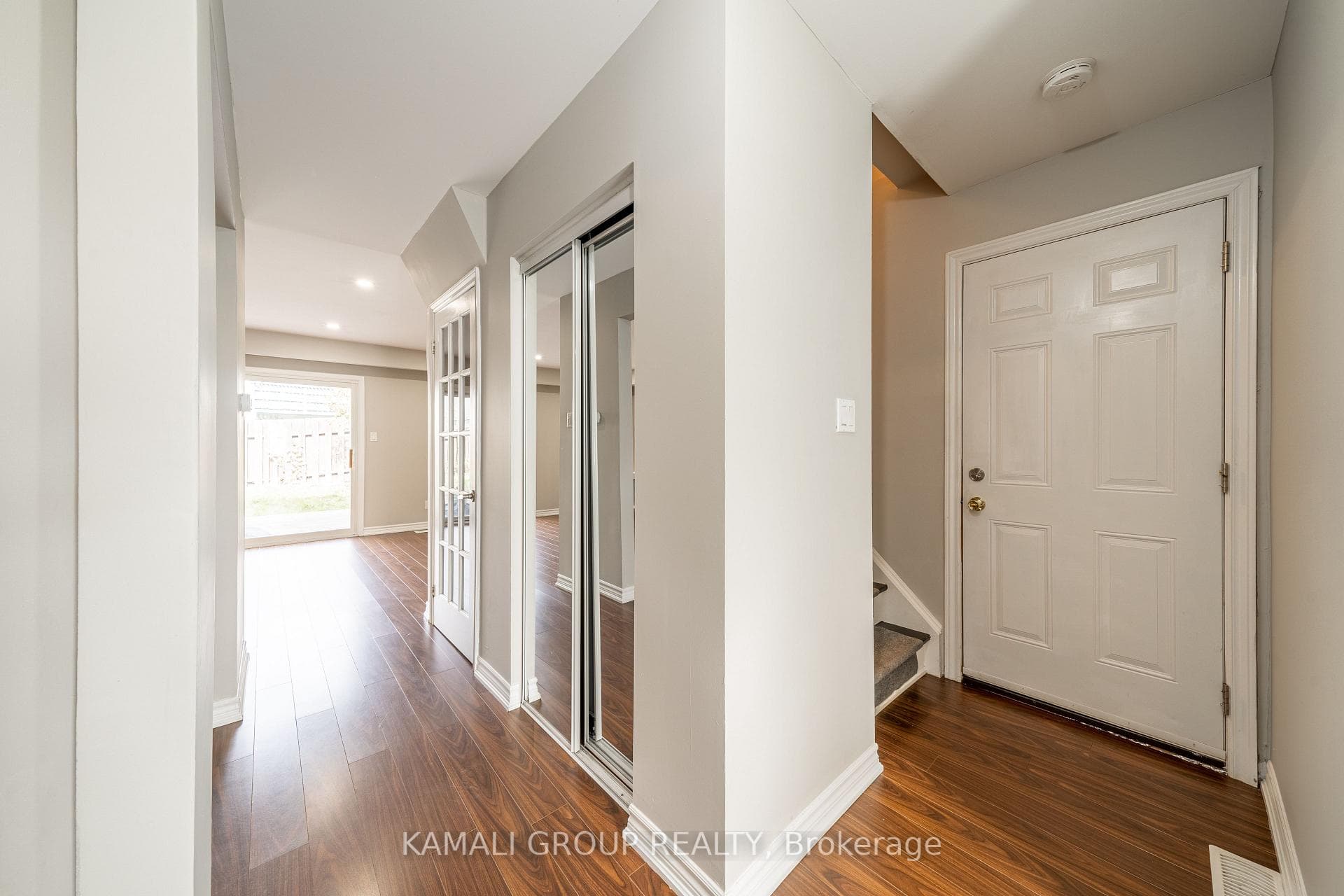 913 Carnaby Crescent photo 4