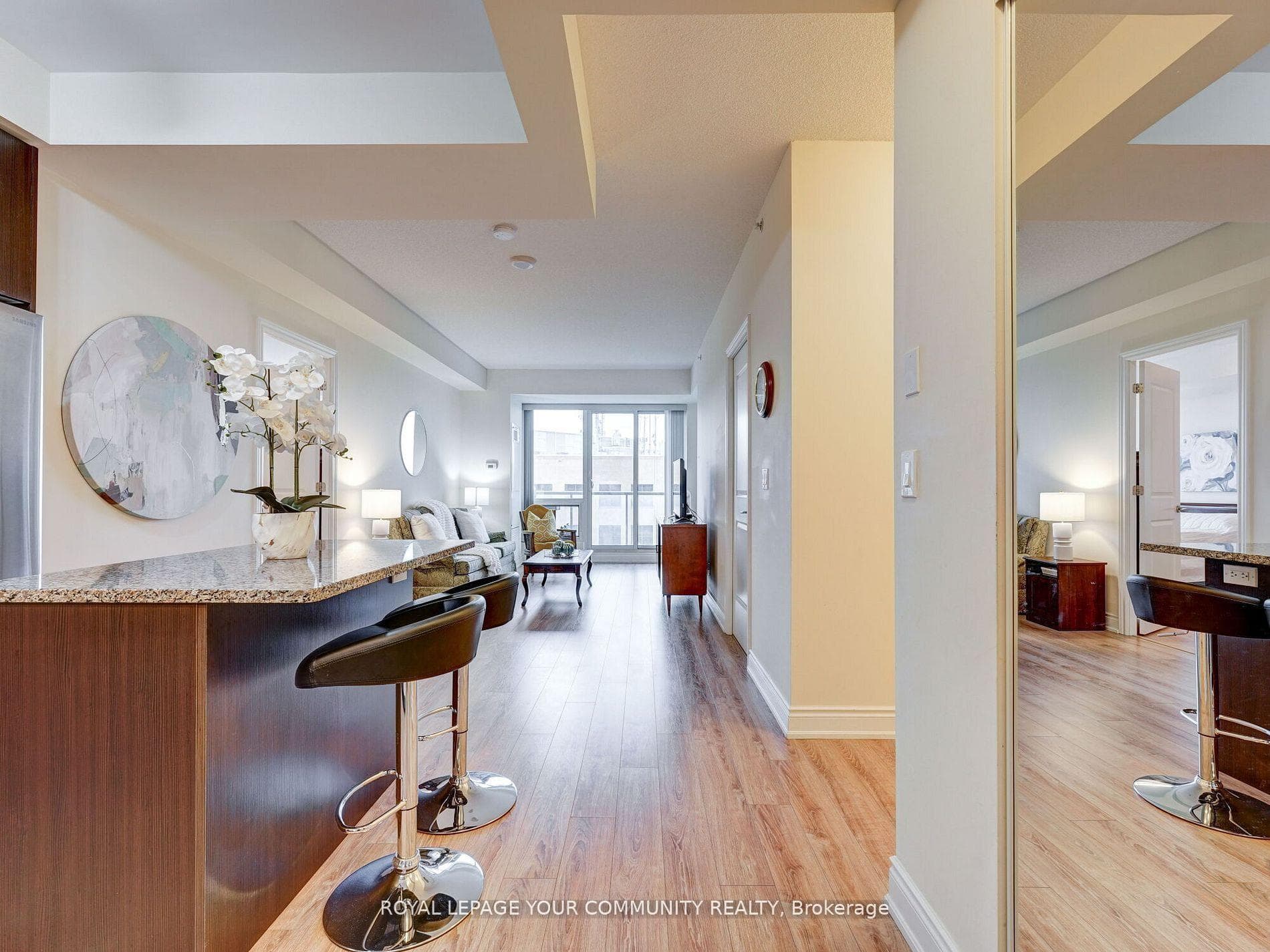 9088 Yonge Street Unit 610 photo 3