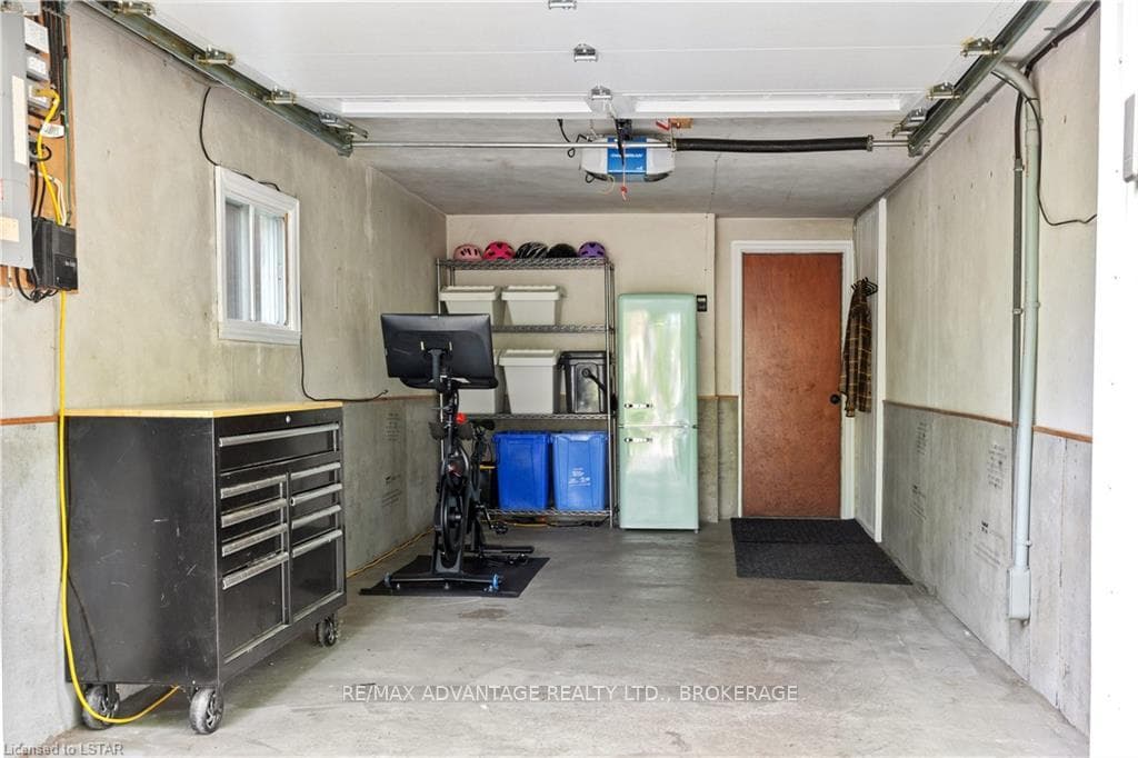 853 COLBORNE Street photo 30