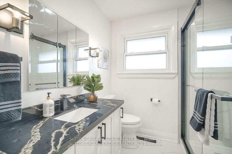 471 Rossland Road photo 14