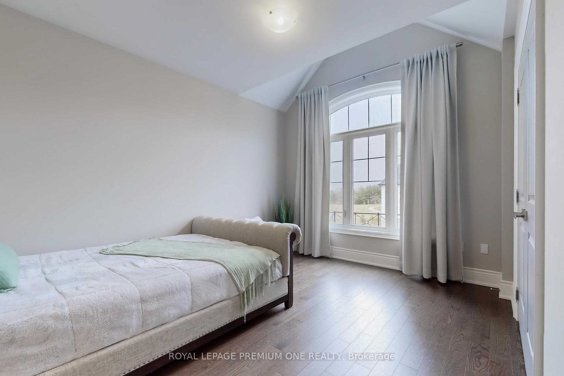 133 Cannes Avenue photo 30