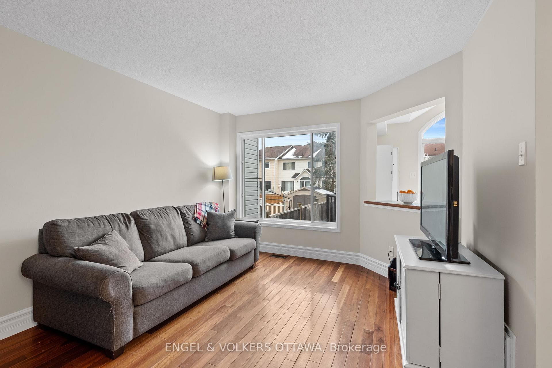 526 Meadowbreeze Drive photo 9