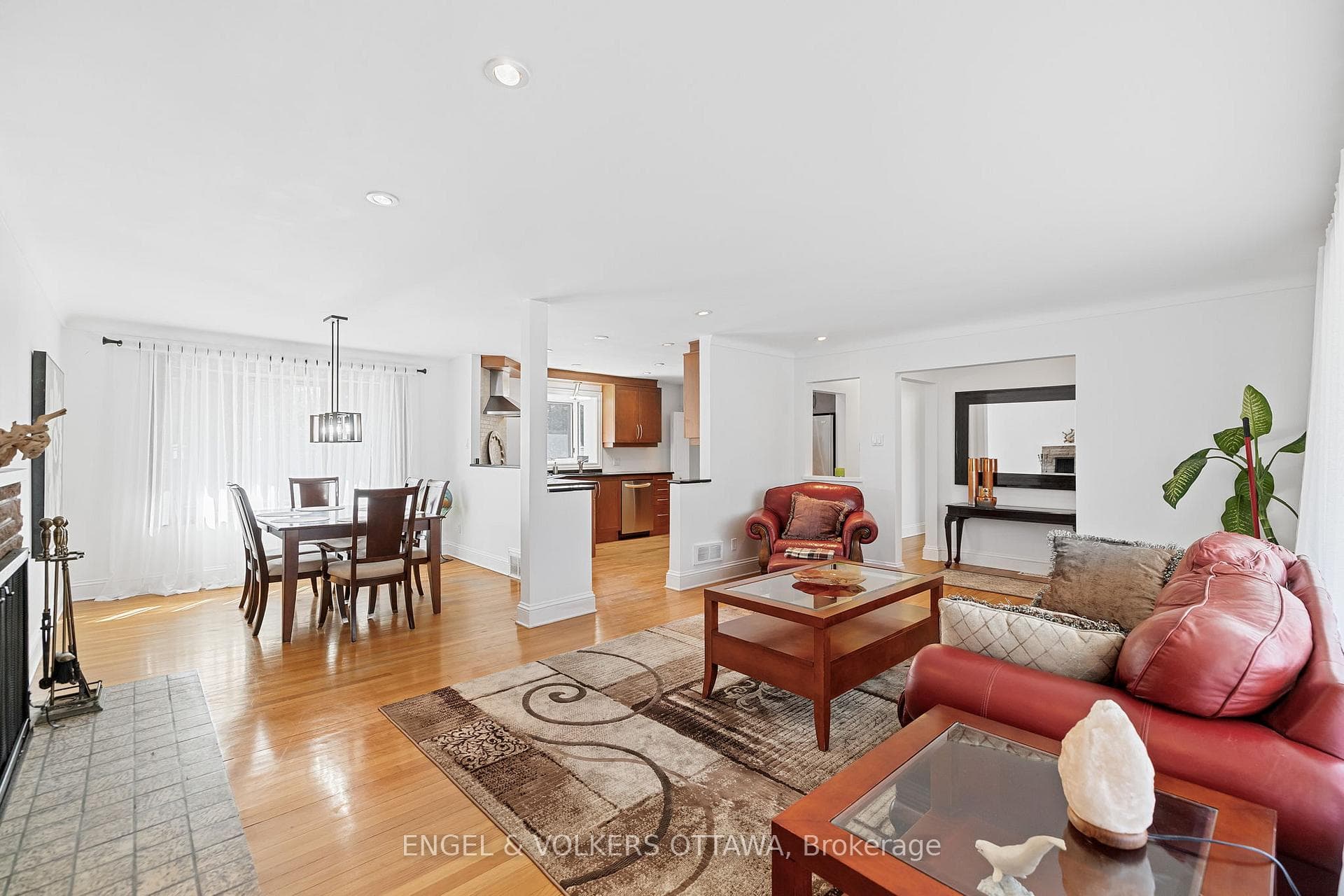 2055 Thorne Avenue photo 8