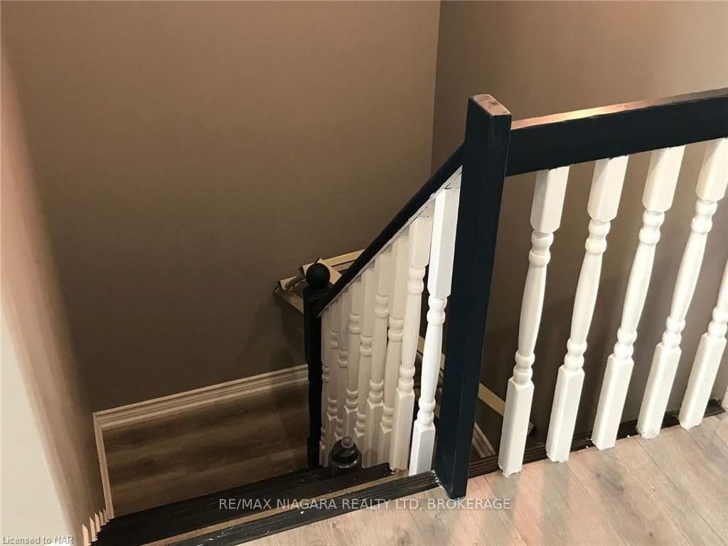 299 HELLEMS Avenue Unit upper photo 9