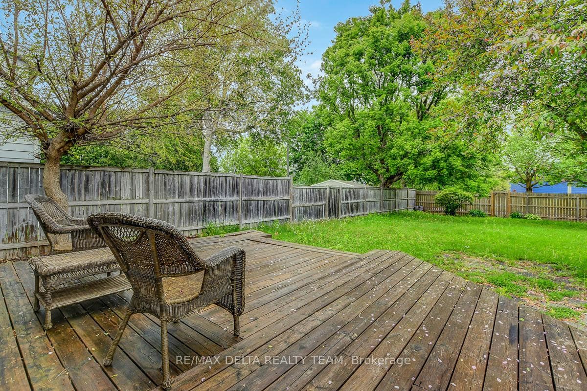 397 Phoenix Crescent photo 33