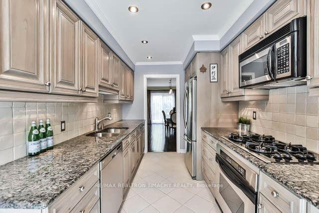 91 Confederation Way photo 4