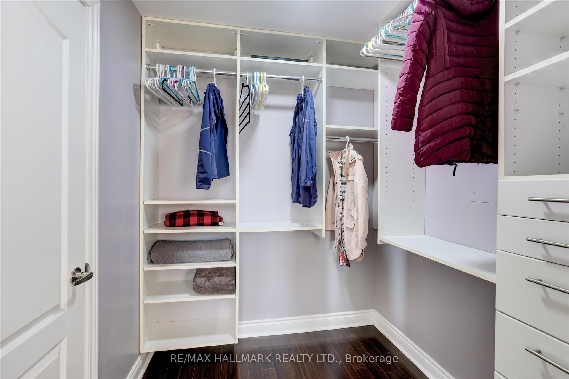 Ensuite Walk-In Closet