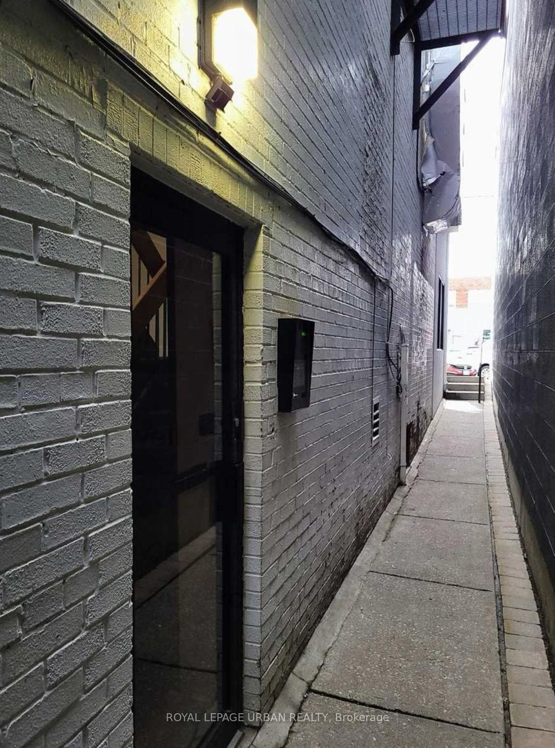985 Coxwell Avenue Unit 1B photo 3