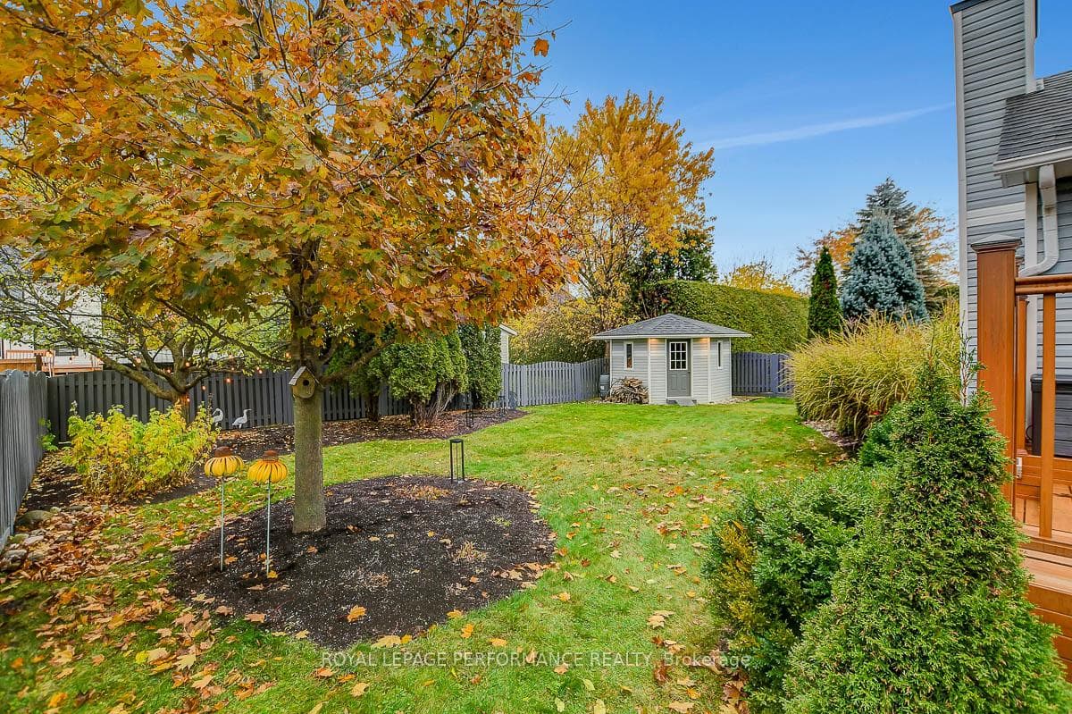 32 Parklands Avenue photo 42