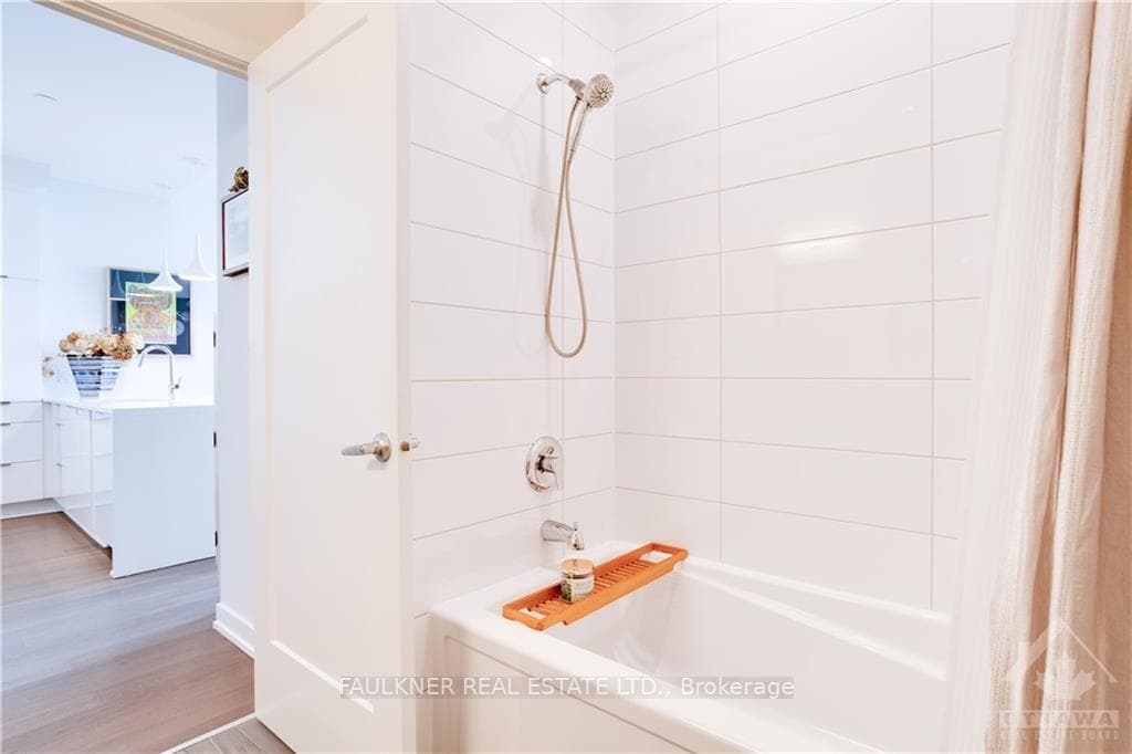 570 DE MAZENOD Avenue Unit 710 photo 11