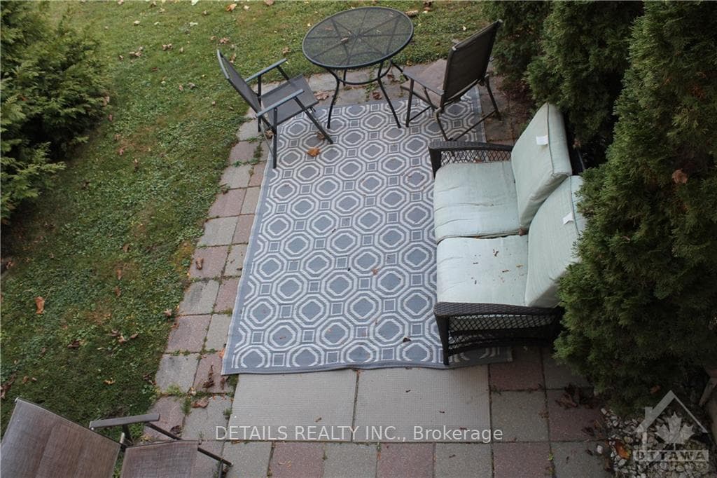 4E MAPLE RIDGE Crescent photo 25