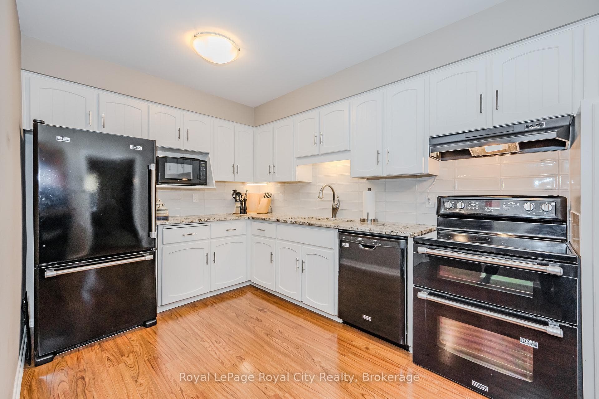 121 WATERLOO Avenue Unit 106 photo 17