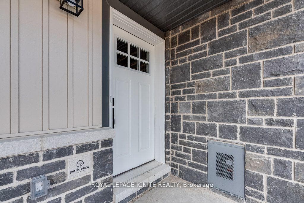 83 Whitcomb Crescent photo 3