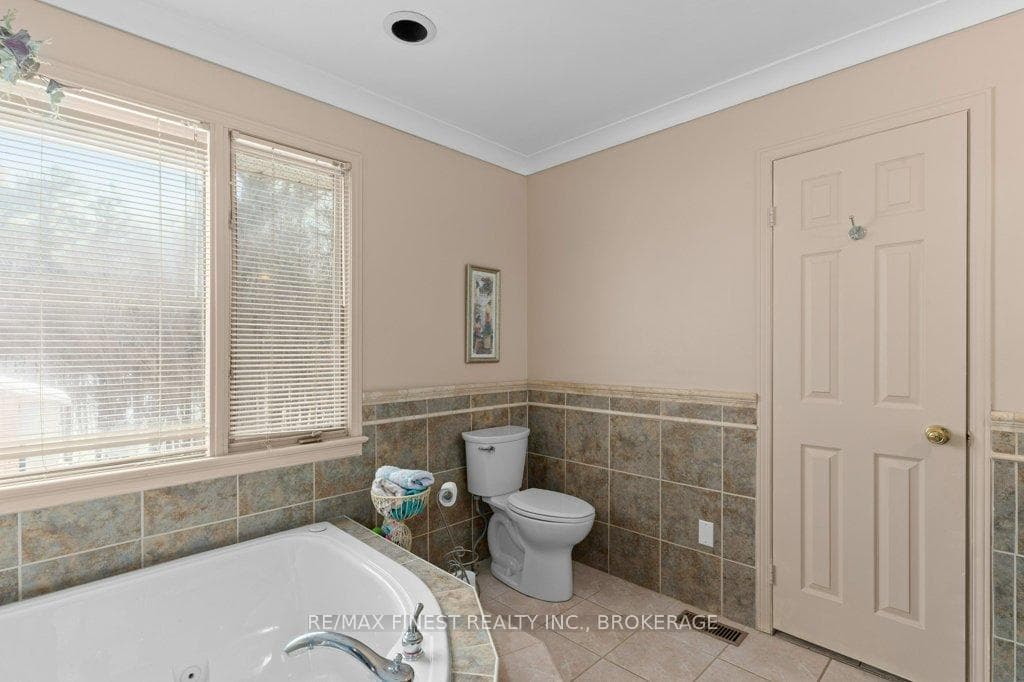 2154 Arne Crescent photo 22