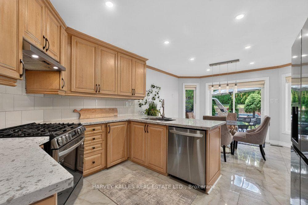 898 Stonehaven Avenue photo 9