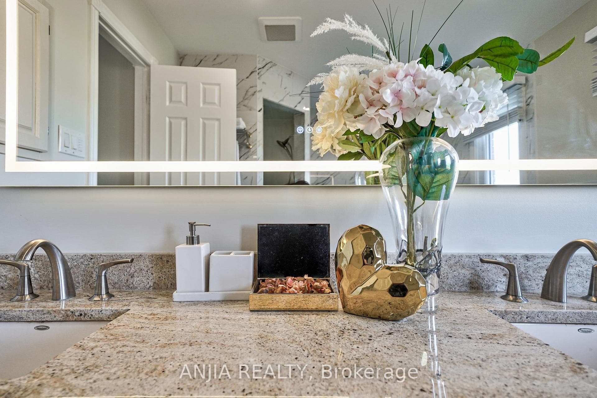 566 Rosebank Road photo 18