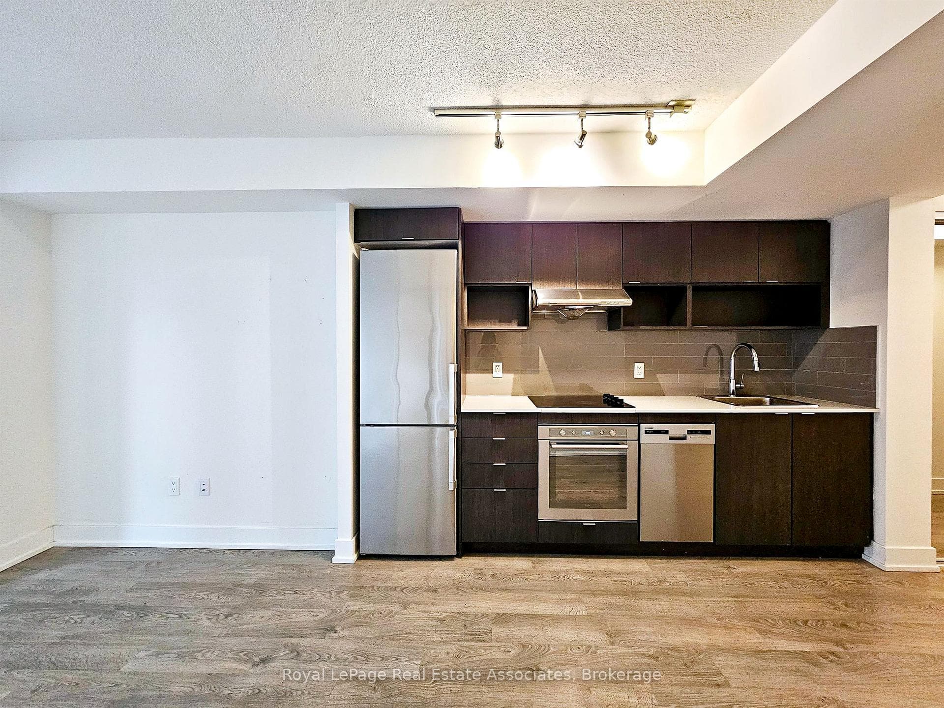 7 Mabelle Avenue Unit 905 photo 4