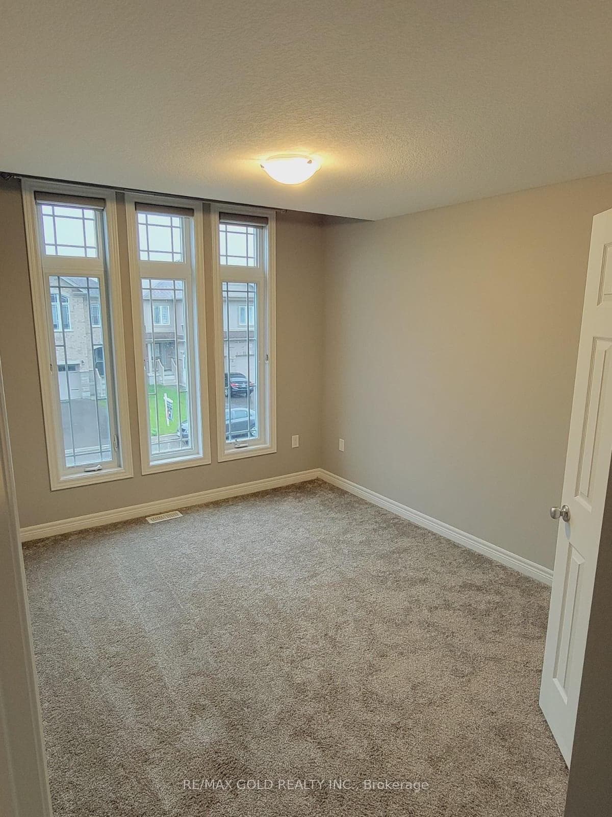 12 John Brabson Crescent photo 5