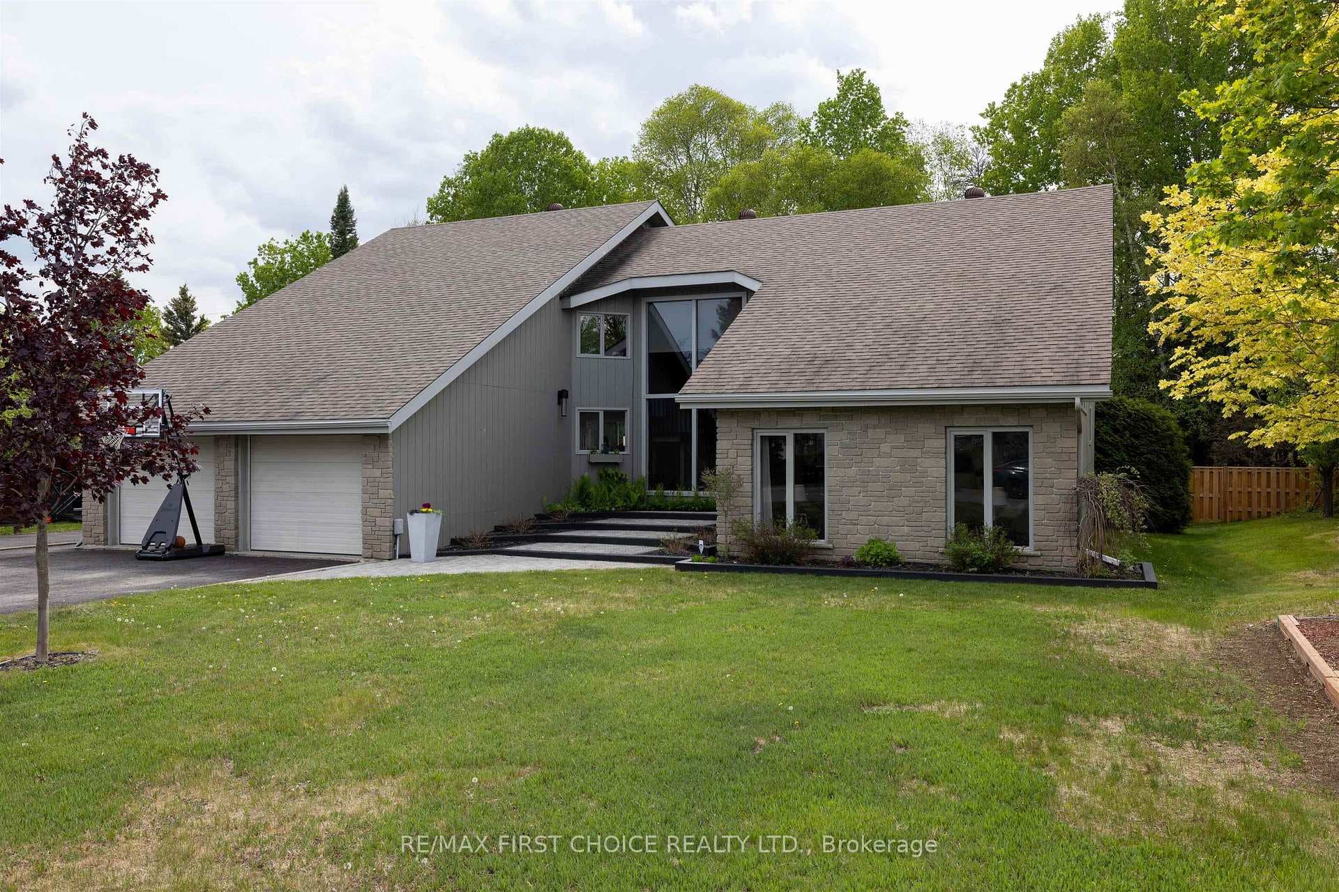115 Chercover Drive photo 1
