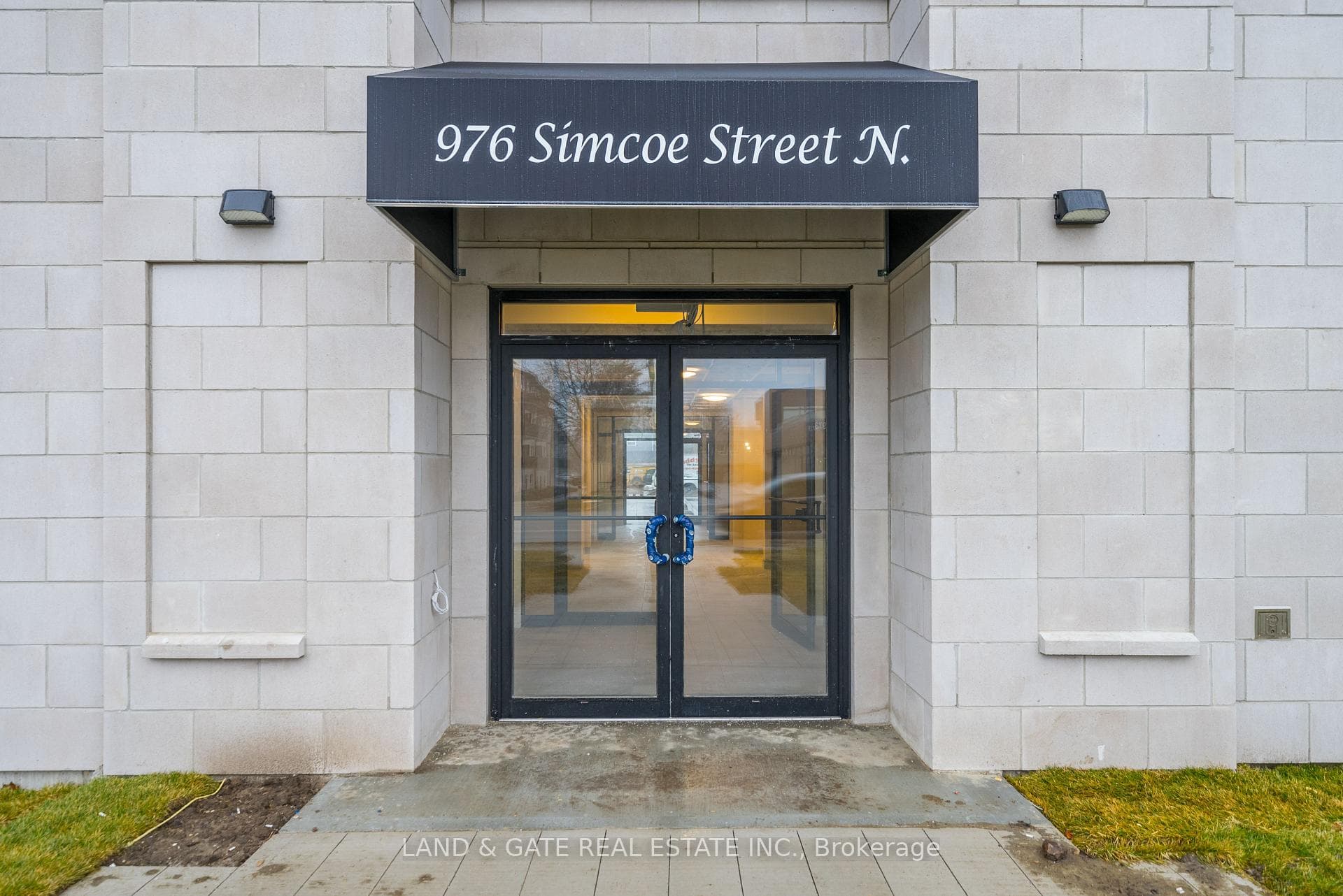 976 Simcoe Street Unit 401 photo 21