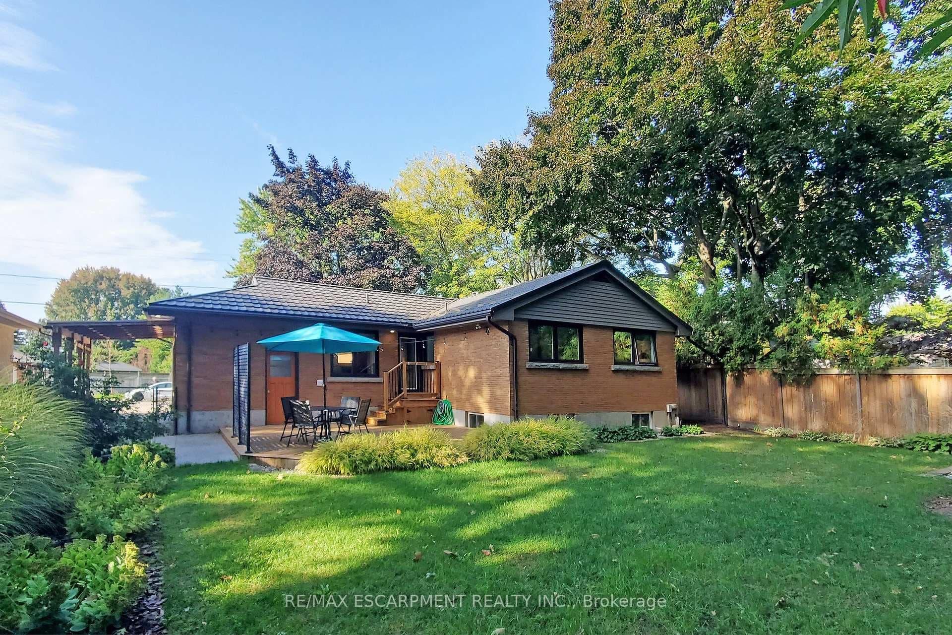 697 George Street photo 37