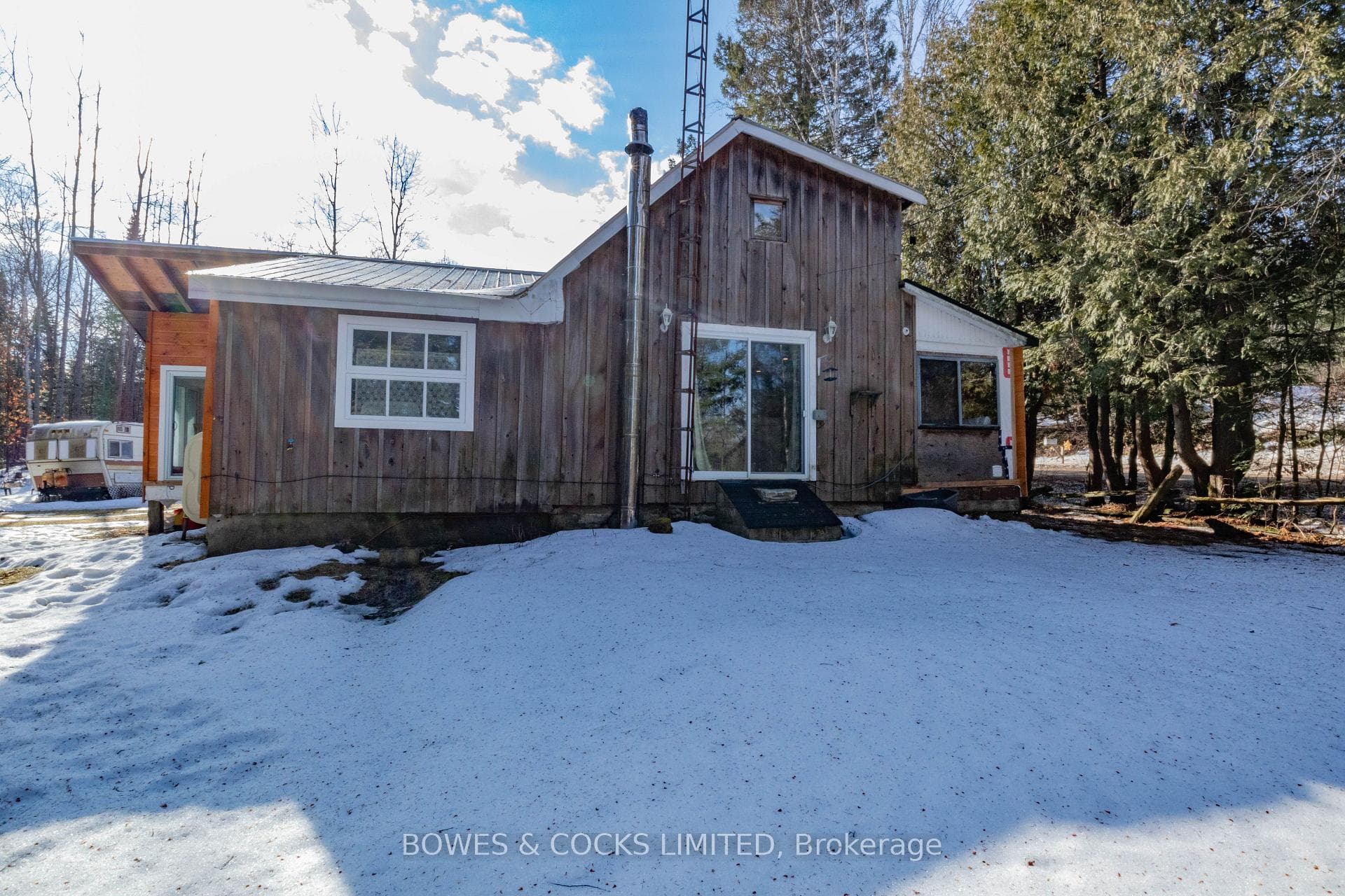 702 Hybla Road photo 3