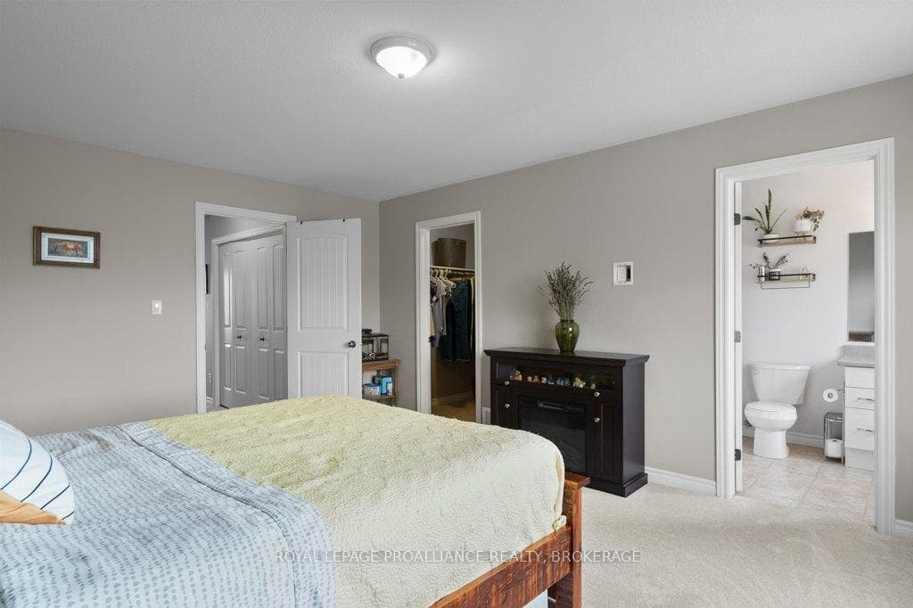 1560 Davenport Crescent photo 24