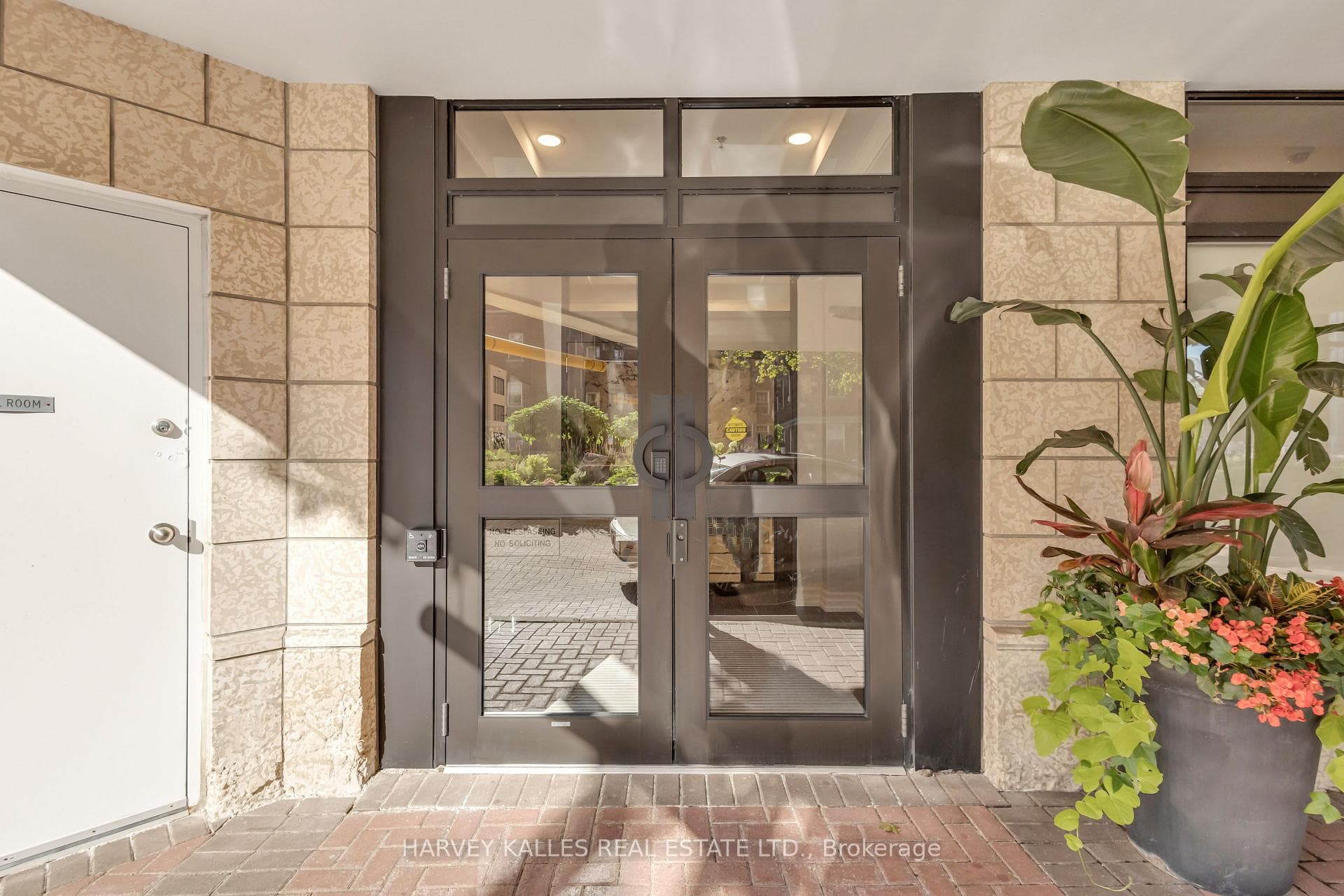 1 Deer Park Crescent Unit 303 photo 4