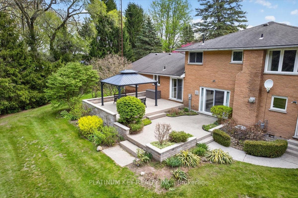 21610 Adelaide Road photo 33