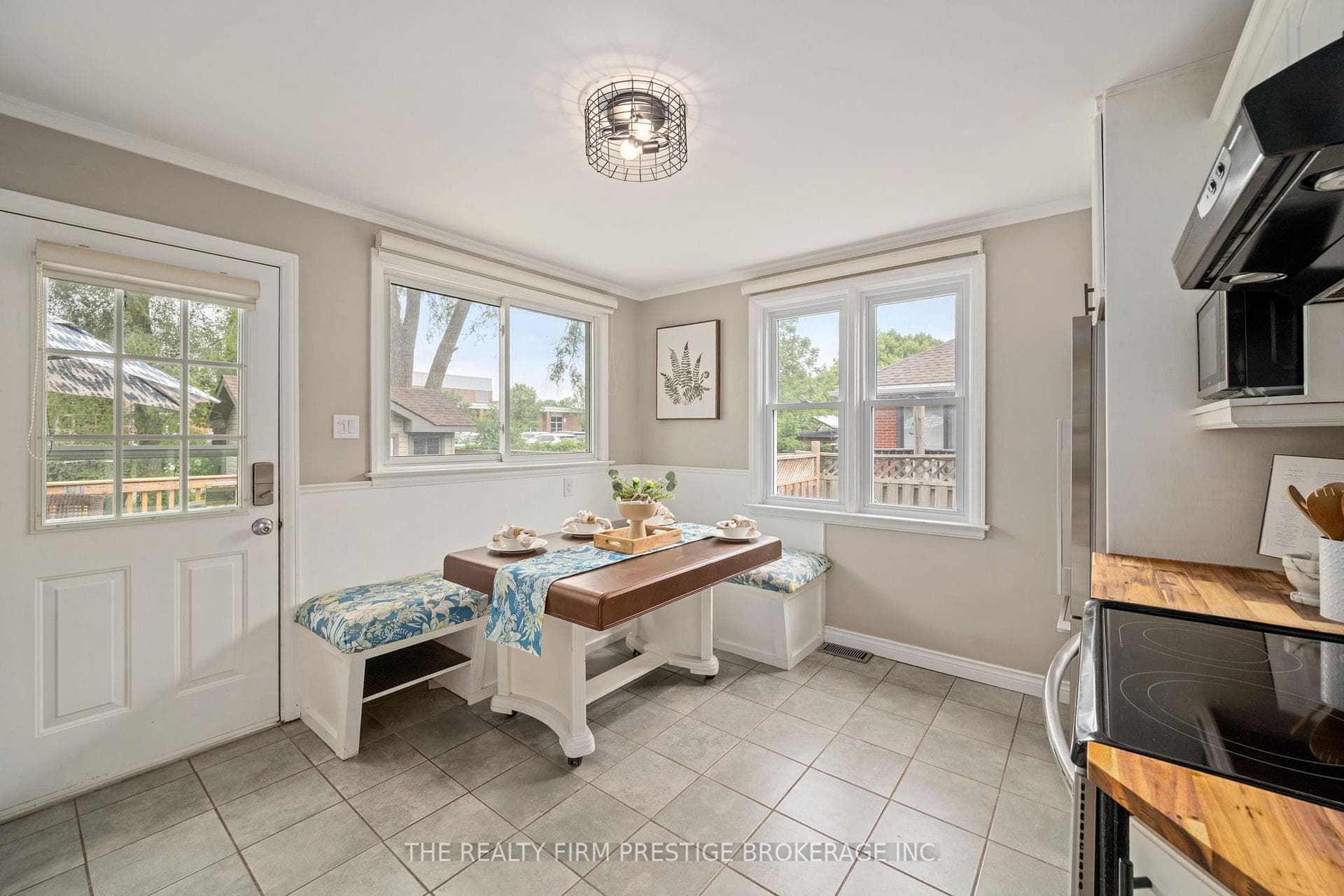 6806 James Street photo 8