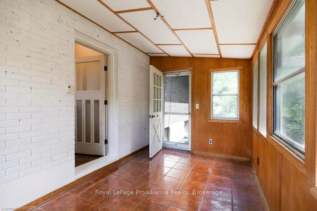 223 YONGE Street photo 24