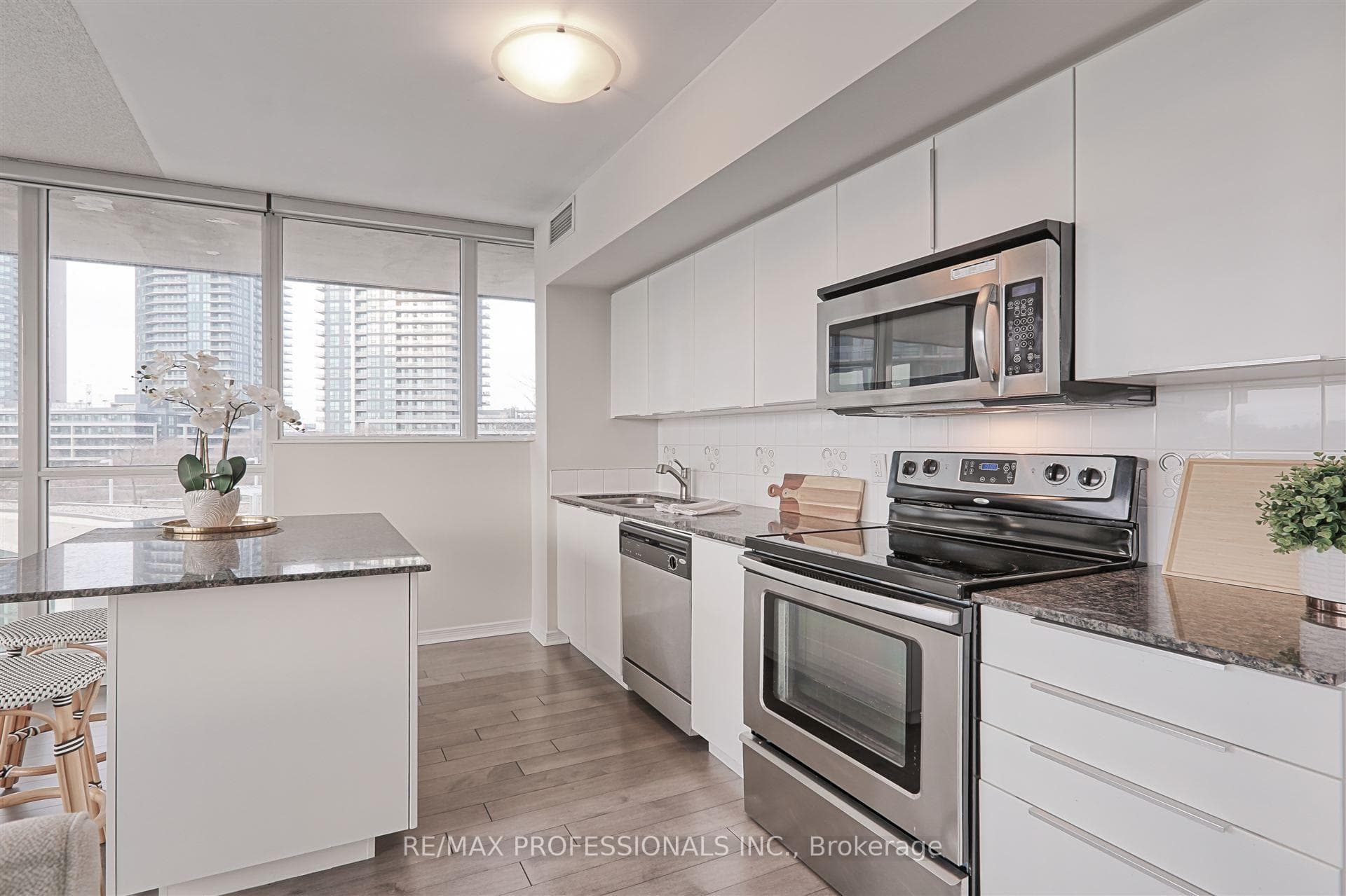 2240 Lake Shore Boulevard photo 7